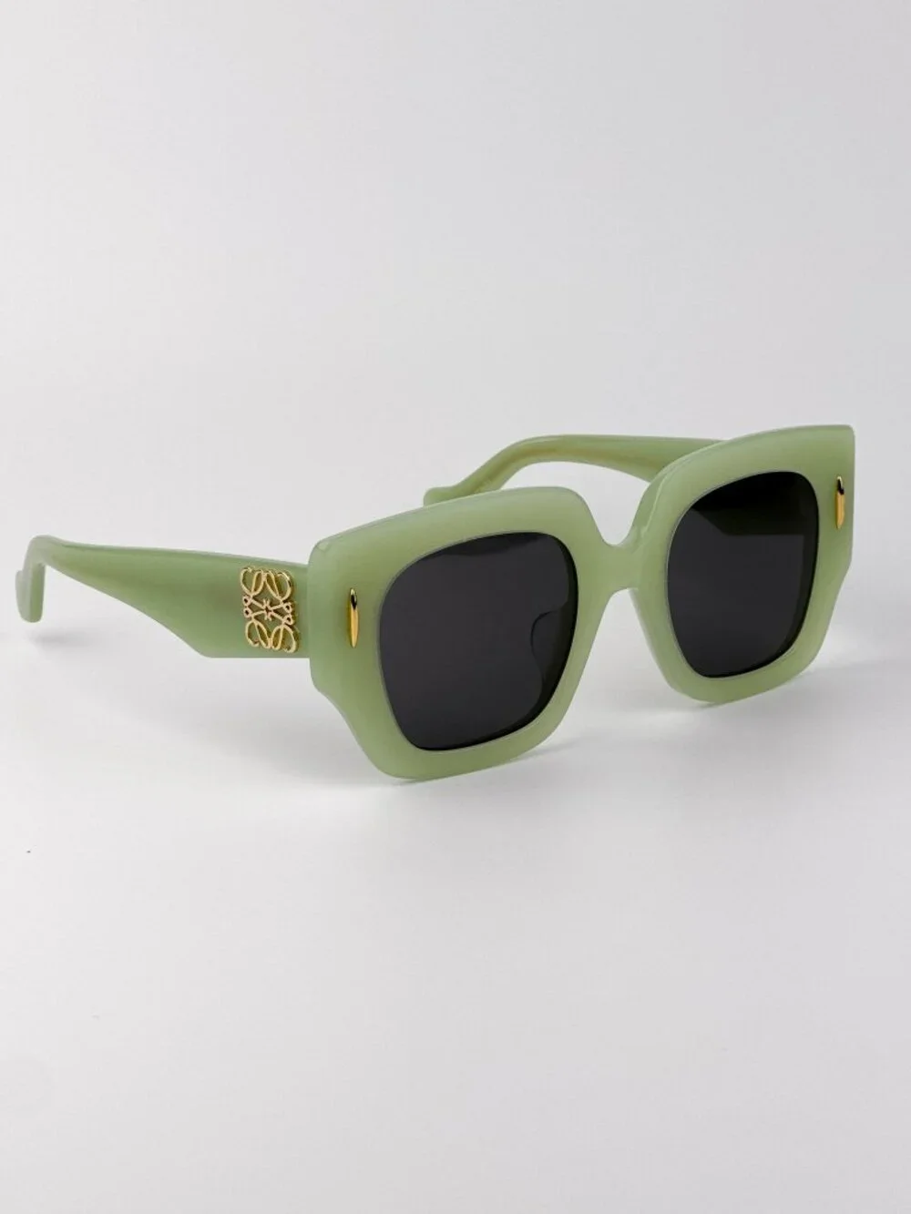 LOEWE LW40129U 95A LIGHT GREEN SQUARE SUNGLASSES